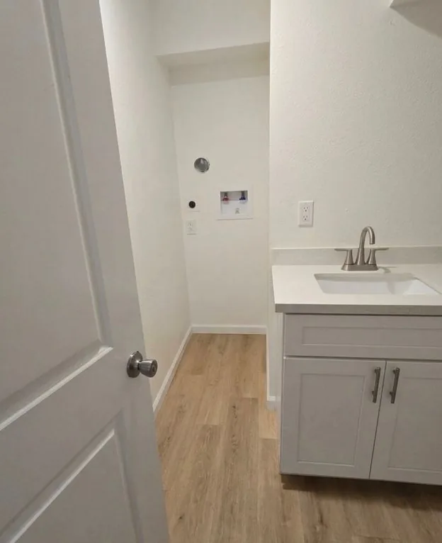 Lavabo gris y piso tipo madera